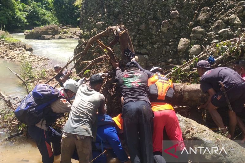 Tim SAR temukan jasad perempuan hilang terbawa arus sungai Cibogo