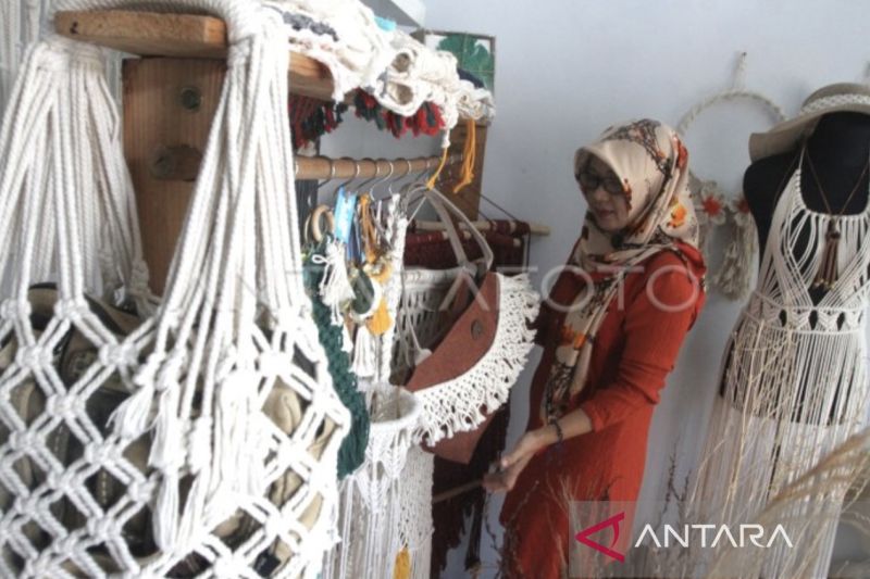 Kerajinan simpul tali di Malang