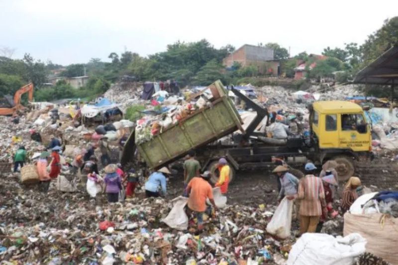 TPA Kubangdeleg Cirebon diberi fasilitas alat pemilah sampah