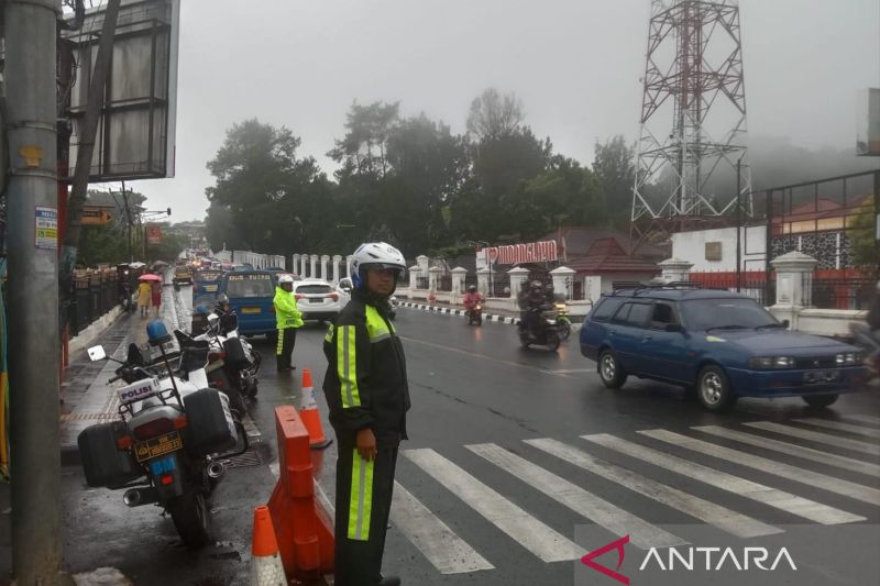 Polisi minta pengguna jalan Puncak-Cianjur patuhi petugas terkait cuaca ekstrem