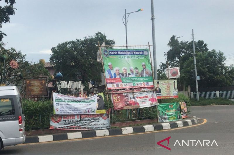 Satpol PP Bekasi minta parpol dan calon legislator tertib pasang spanduk