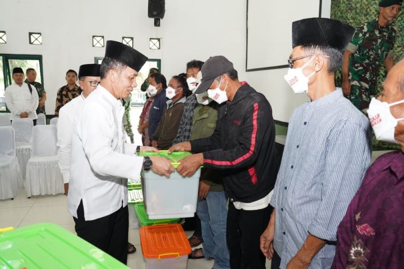 Kasad salurkan 3.000 paket bansos bagi warga korban gempa Cianjur