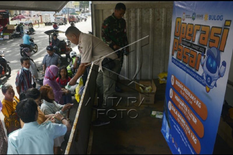 Operasi pasar murah di Makassar