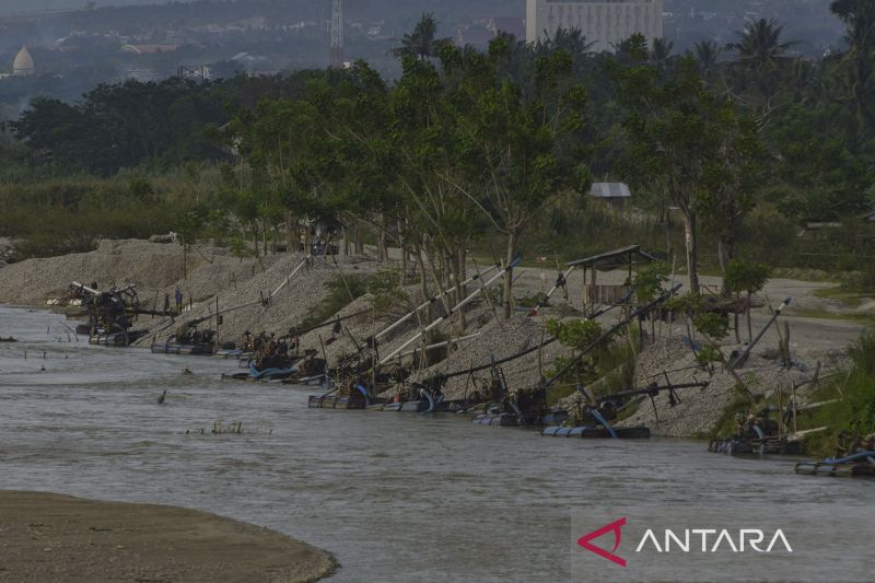 Aktivitas pertambangan pasir rakyat di daerah aliran sungai