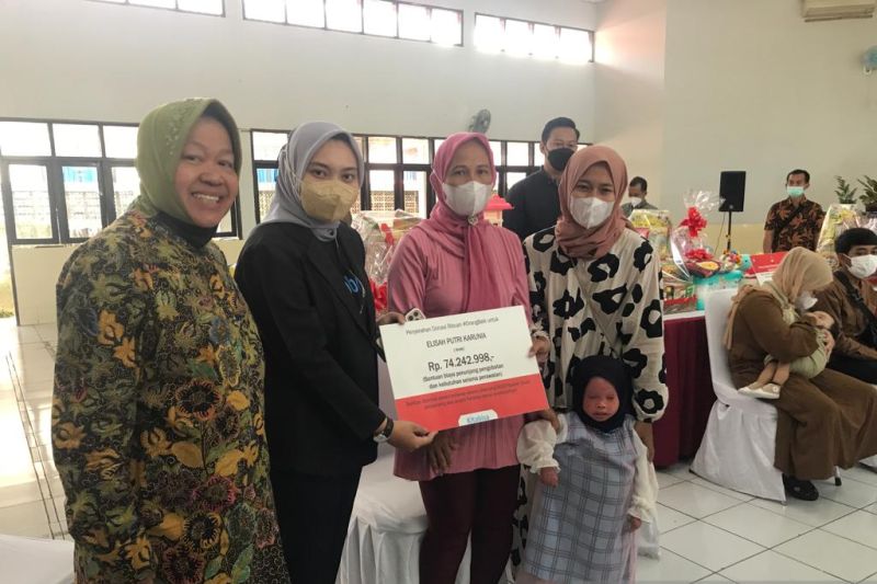 Mensos serahkan bantuan donatur untuk pengobatan PM di Jawa Barat
