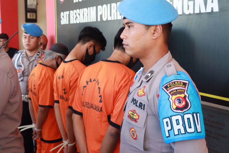 Polres Majalengka bekuk tiga pelaku penggelapan satu kontainer susu