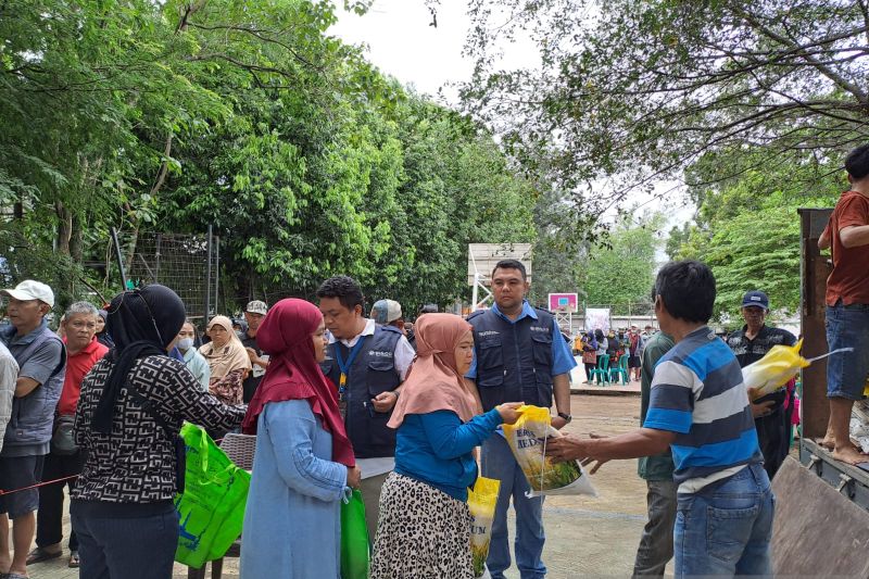 Warga mendapatkan beras murah pada operasi pasar di Bandung