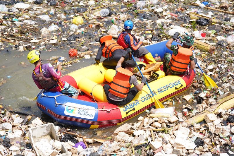 JQR dan Pandawara Group angkat 5 ton sampah di sungai Bandung