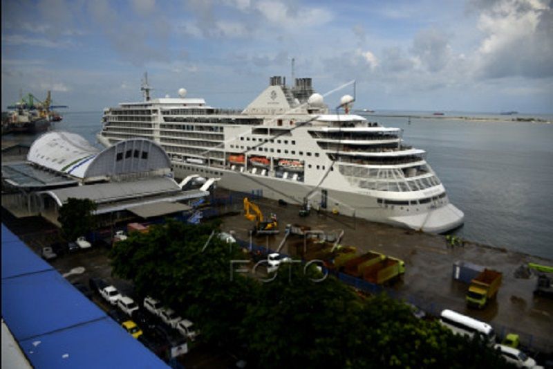 Kapal pesiar MS Silver Muse bersandar di Makassar