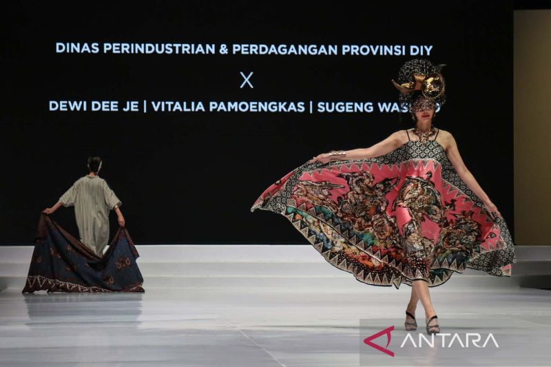 Hari Kedua Indonesia Fashion Week 2023 - ANTARA News