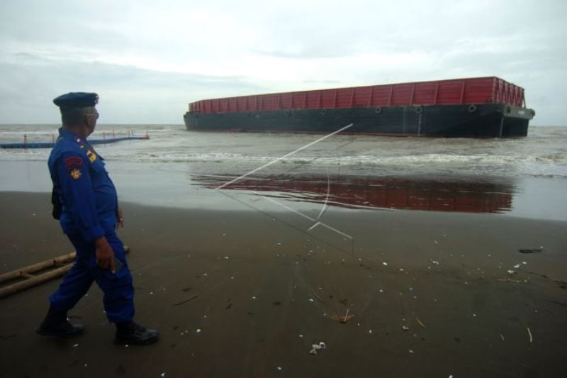 Kapal Tongkang Terdampar Di Pantai Utara