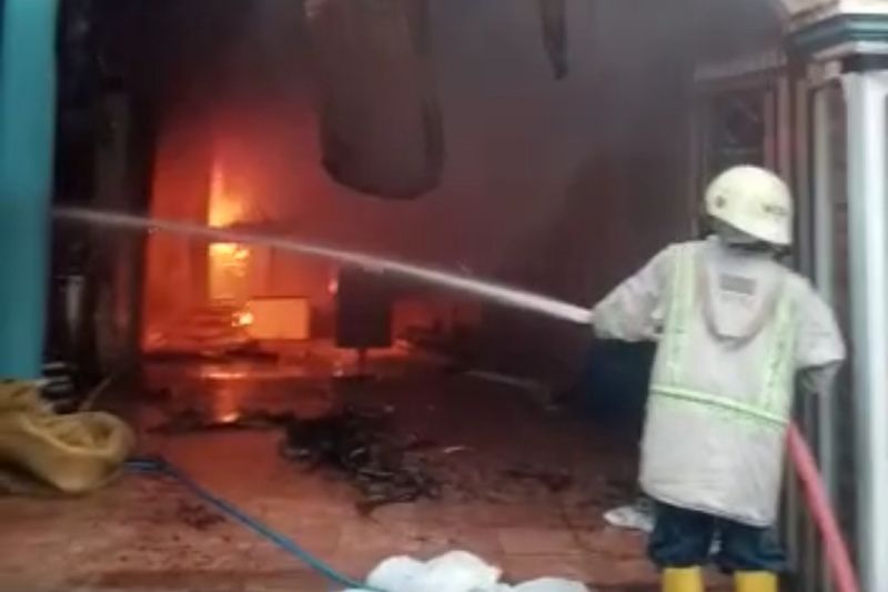 Damkar Cirebon evakuasi korban meninggal dunia akibat kebakaran