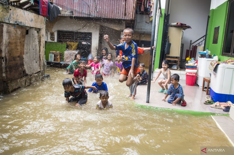 Banjir Luapan Kali Ciliwung Di Jakarta - ANTARA News