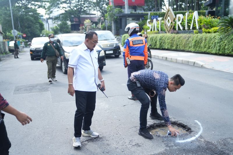 Perbaikan Jalan Berlubang Di Surabaya Dianggarkan Rp30 Miliar - ANTARA News