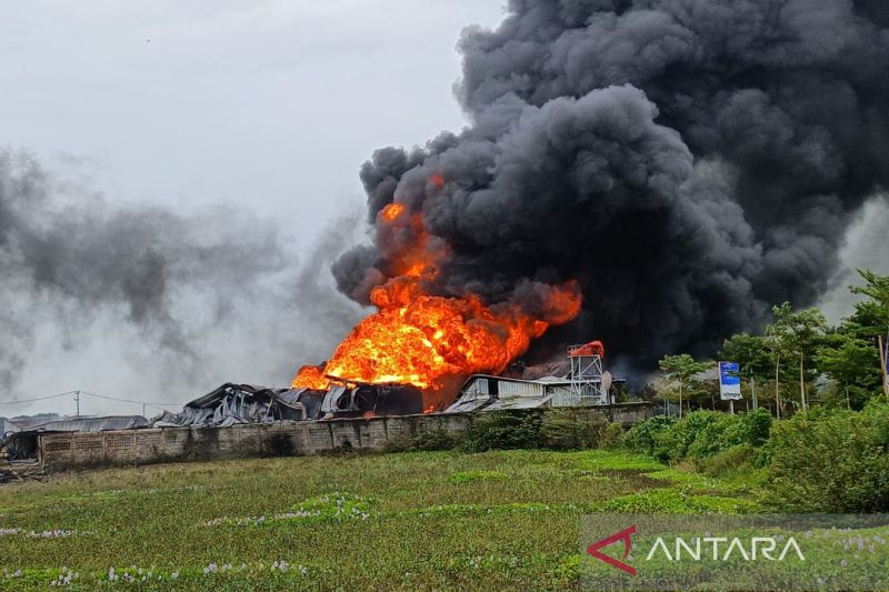 Damkar Cirebon kerahkan armada padamkan kebakaran pabrik kasur