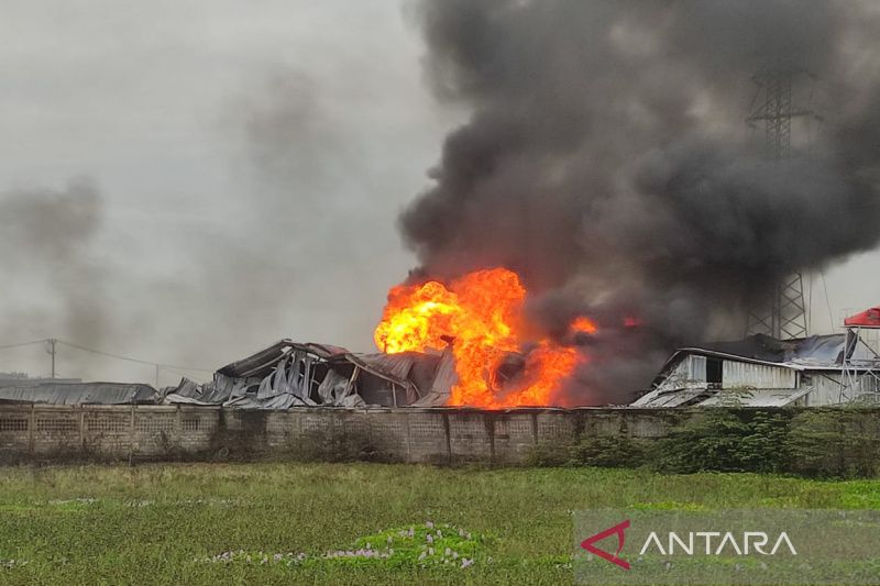 Polisi sebut tak ada korban jiwa kebakaran pabrik kasur busa di Cirebon