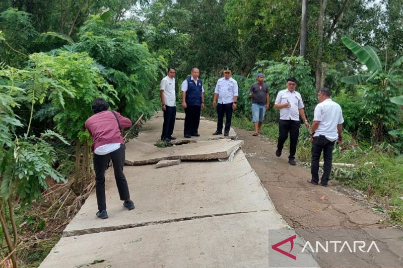 Akses jalan warga Cikarang Timur terputus terdampak banjir