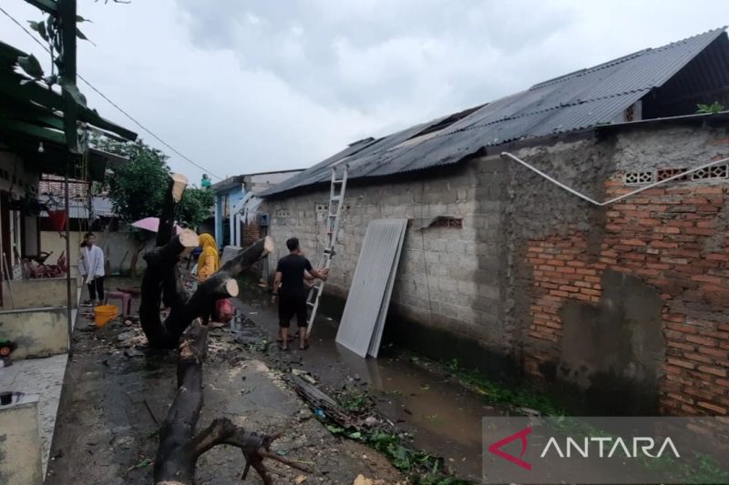 121 rumah warga di Bekasi rusak diterjang angin puting beliung
