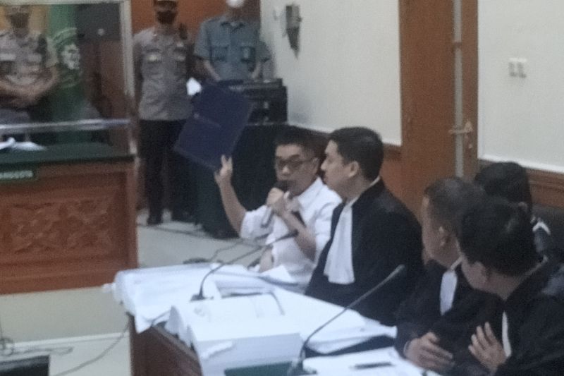 Doddy bukakan surat dari Teddy Minahasa berisi ajakan skenario kasus dalam persidangan