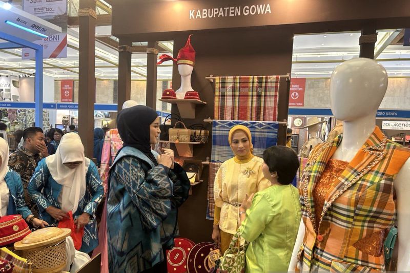 Tenun sutera lokal Gowa tampil di Inacraft 2023