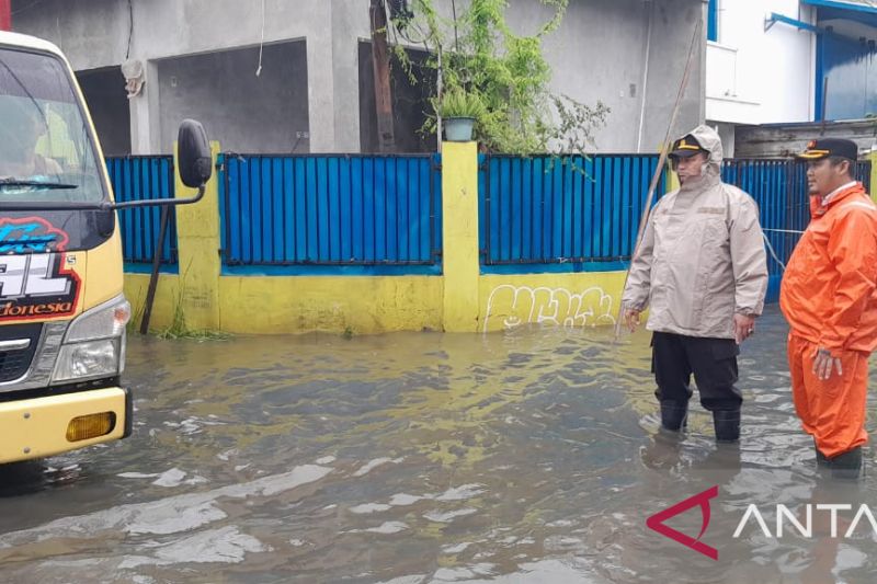 Lima jalan di Kalideres terendam banjir