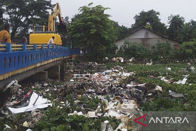10 truk disiapkan angkut puluhan ton sampah di Kali Ciherang Bekasi