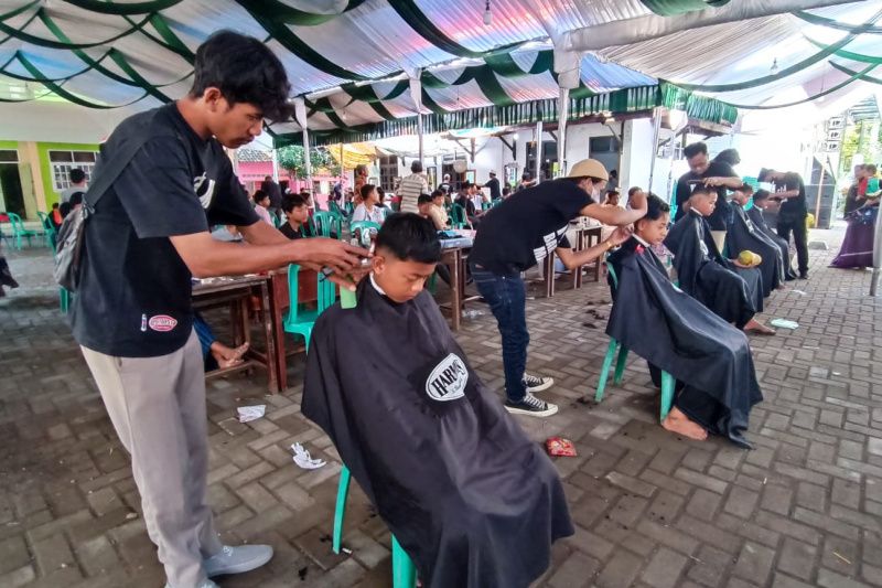 2.000 santri di Cirebon ikuti cukur massal sambut Ramadhan