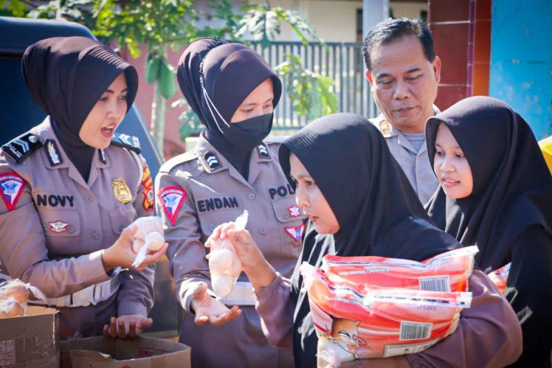 Tekan stunting, Polresta Cirebon bagikan 1.000 telur pada warga