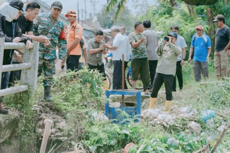 Alat berat diturunkan bersihkan sampah menumpuk di lokasi banjir Karawang