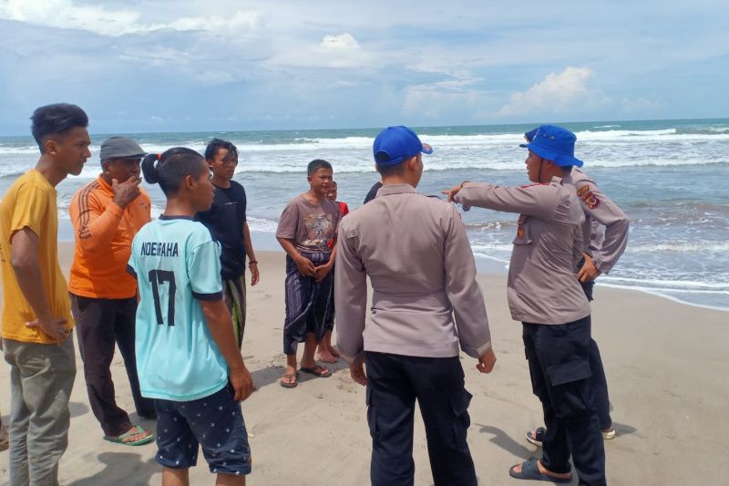 Tim SAR cari seorang wisatawan hilang terseret ombak di Garut