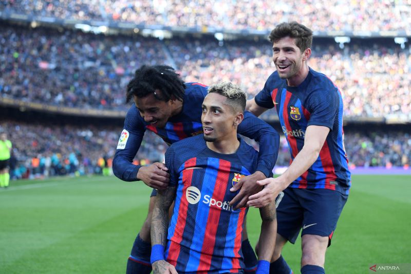 Barcelona dengan 10 pemain kalahkan Valencia skor 1-0