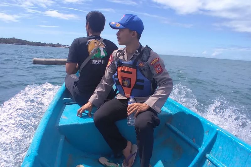 Wisatawan terseret ombak saat berenang di zona bahaya pantai Garut