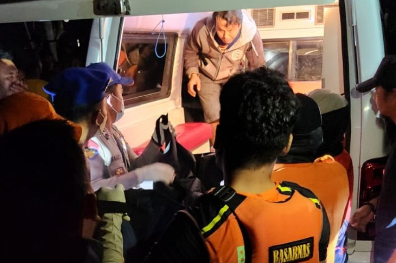Wisatawan yang terseret ombak di Manalusu Garut ditemukan