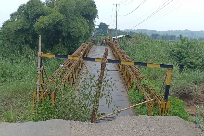 Jembatan penghubung antarkecamatan di Purwakarta amblas