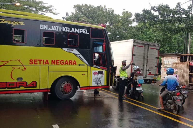 Polisi Cirebon tangani kecelakaan akibatkan 2 orang tewas