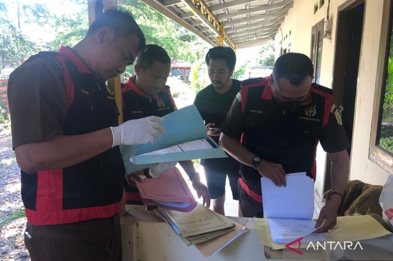 Jaksa Geledah Kantor Perusahaan Penambang Pasir Besi Di Lombok Timur ...