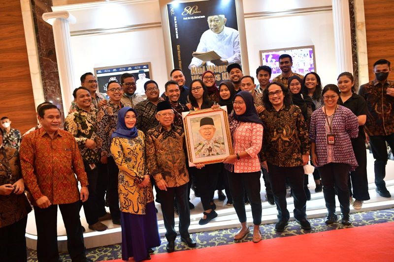 Presiden Joko Widodo ucapkan selamat ulang tahun kepada Wapres Ma'ruf