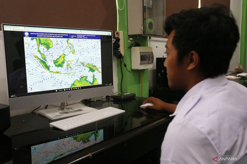 DKI Jakarta dilanda hujan angin