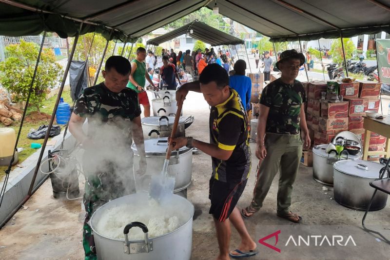 Dapur Umum Tni Layani Relawan Bencana Tanah Longsor Di Serasan