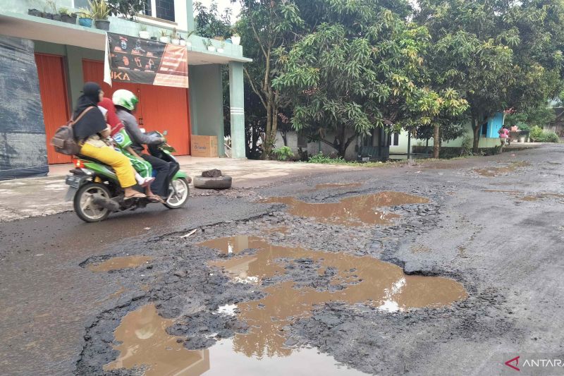 Pemprov Jawa Barat alokasikan dana Rp 24 miliar tuntaskan perbaikan jalan Cianjur selatan