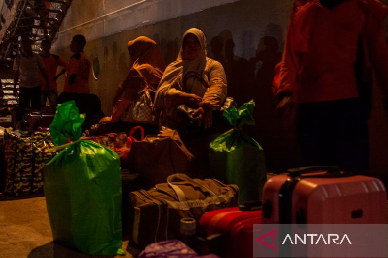Ratusan penyintas longsor Natuna mengungsi