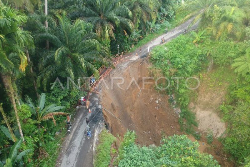 Jalan Longsor Di Padang Pariaman