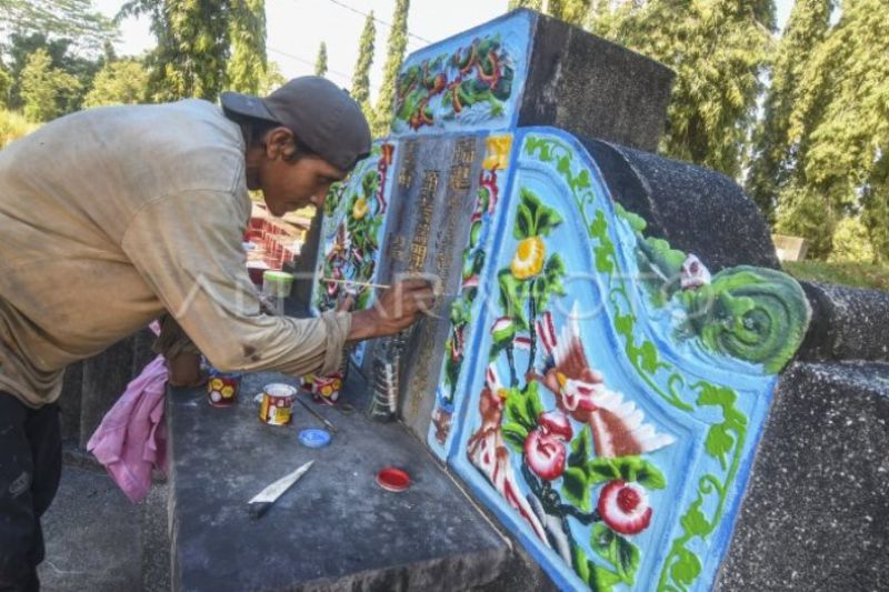 Melukis Makam Jelang Tradisi Cheng Beng 