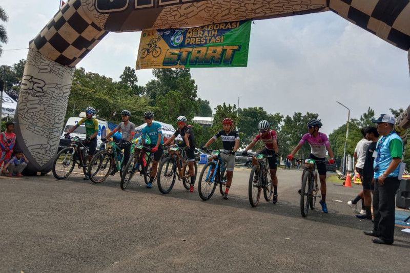 Balap sepeda MTB Urban melewati lintasan gedung studio TVRI Jabar.