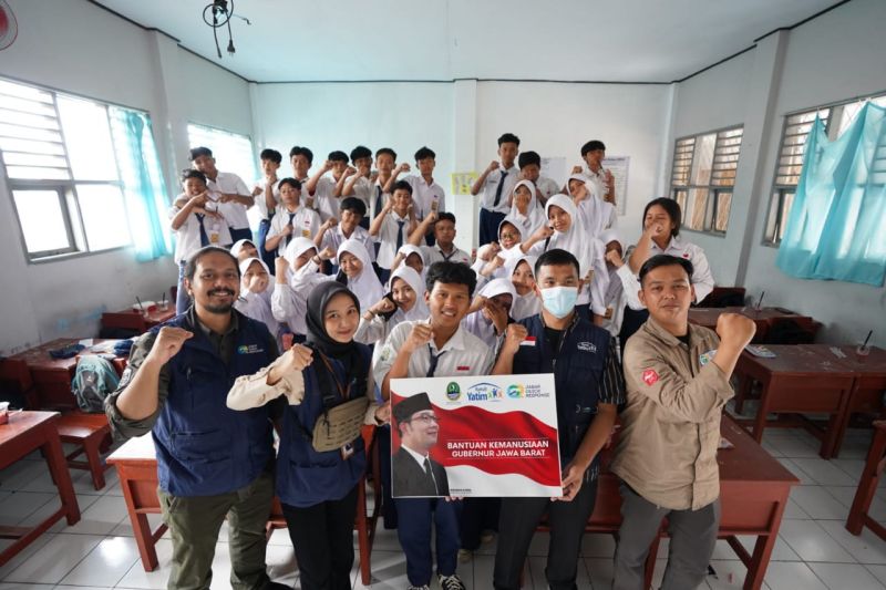 JQR salurkan bantuan bagi siswa inspiratif di SMPN 3 Tasikmalaya