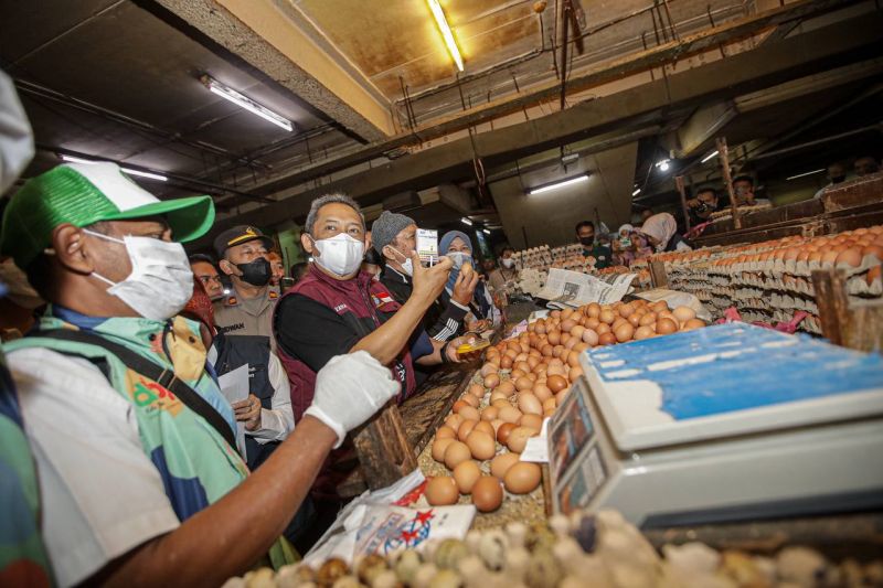 Wali Kota Bandung minta pedagang pasar tak tahan stok pangan