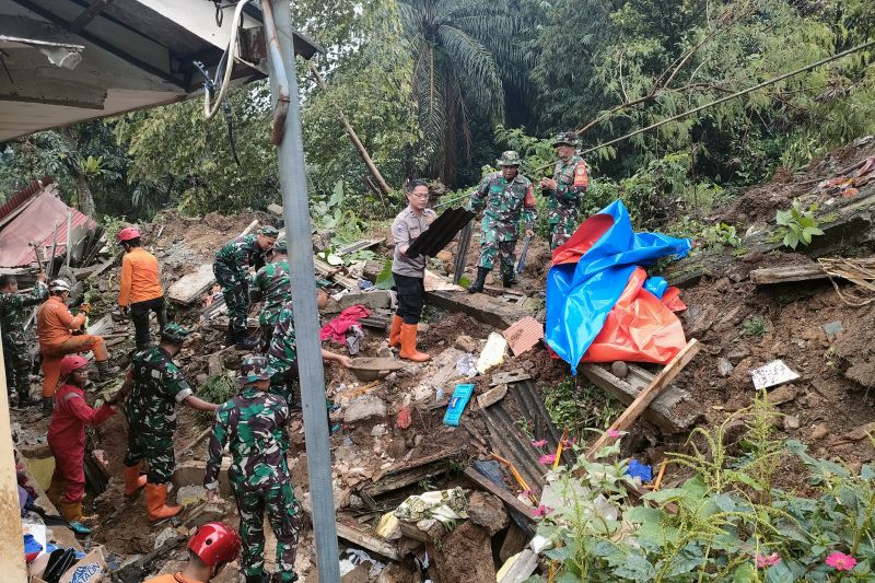 2 orang tewas akibat longsor TPT rel kereta api di Bogor