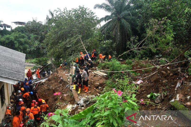 Pencarian Korban Tanah Longsor Di Bogor ANTARA News