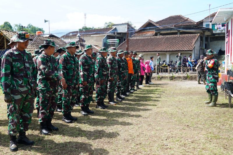 TNI libatkan masyarakat Garut bersihkan lingkungan