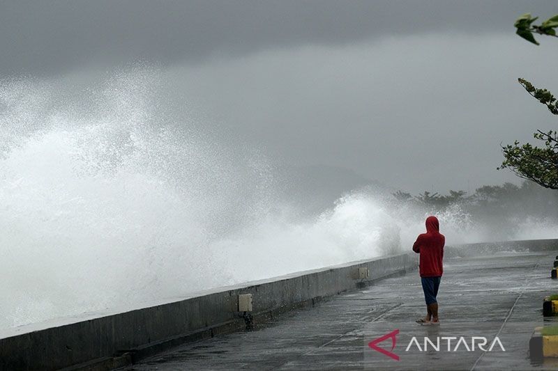 Gelombang hingga 4 meter berpotensi terjadi di selatan Jabar dan sejumlah perairan